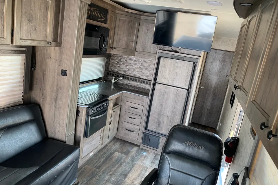 Eclipse Attitude 28 ibg Toy Hauler w/solar-generator-sleeps 8 