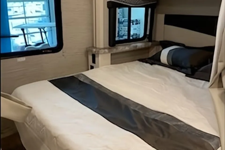 PLR vacations FourWinds 24F Class C motorhome