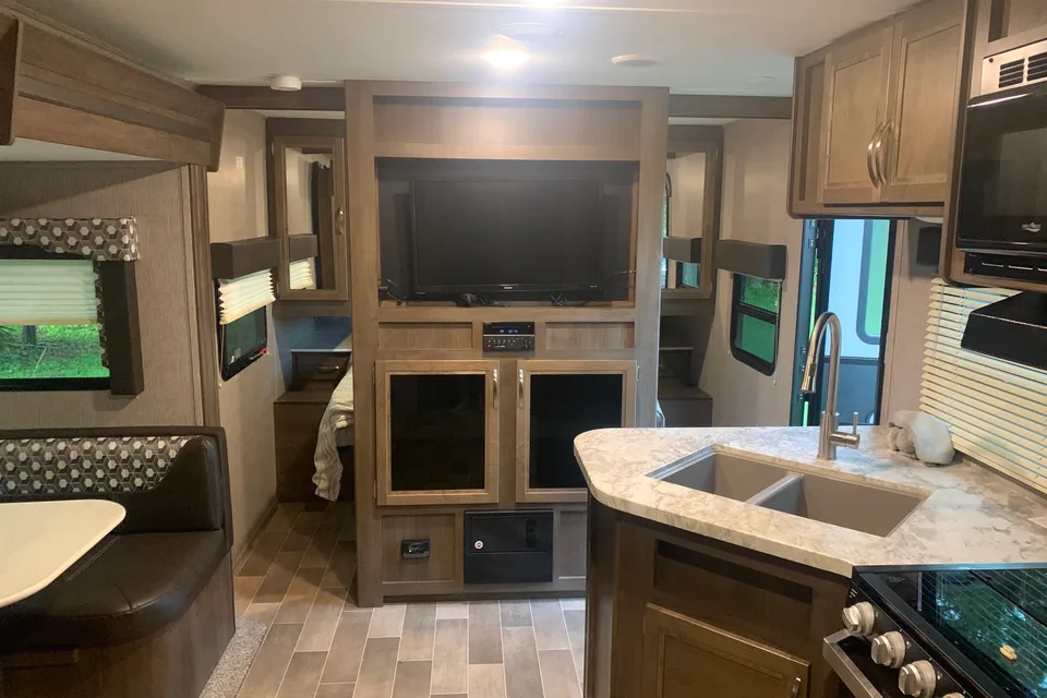 Jenson Coleman 2405BH Travel Trailer