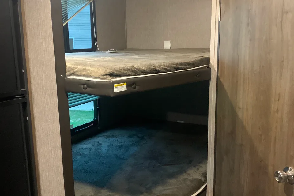 Jenson Coleman 2405BH Travel Trailer