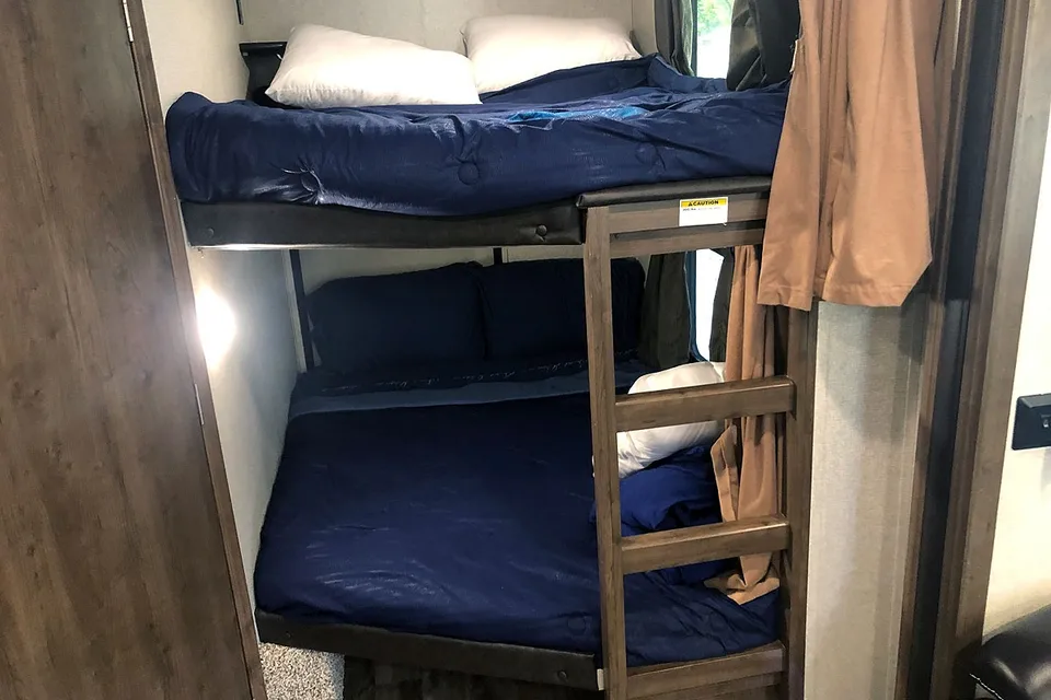 Incredible RV2 Glamping BBQ/Jacuzzi