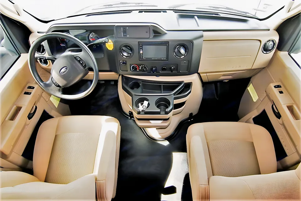 Maggie- 2019 Winnebago Outlook 25j 