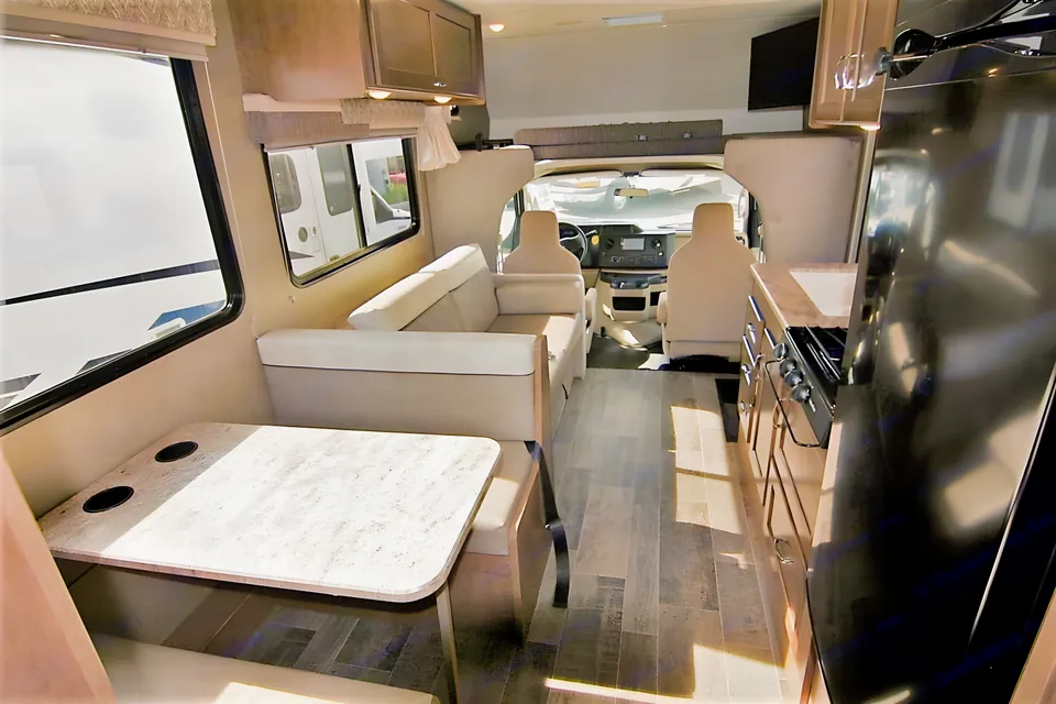 Maggie- 2019 Winnebago Outlook 25j 