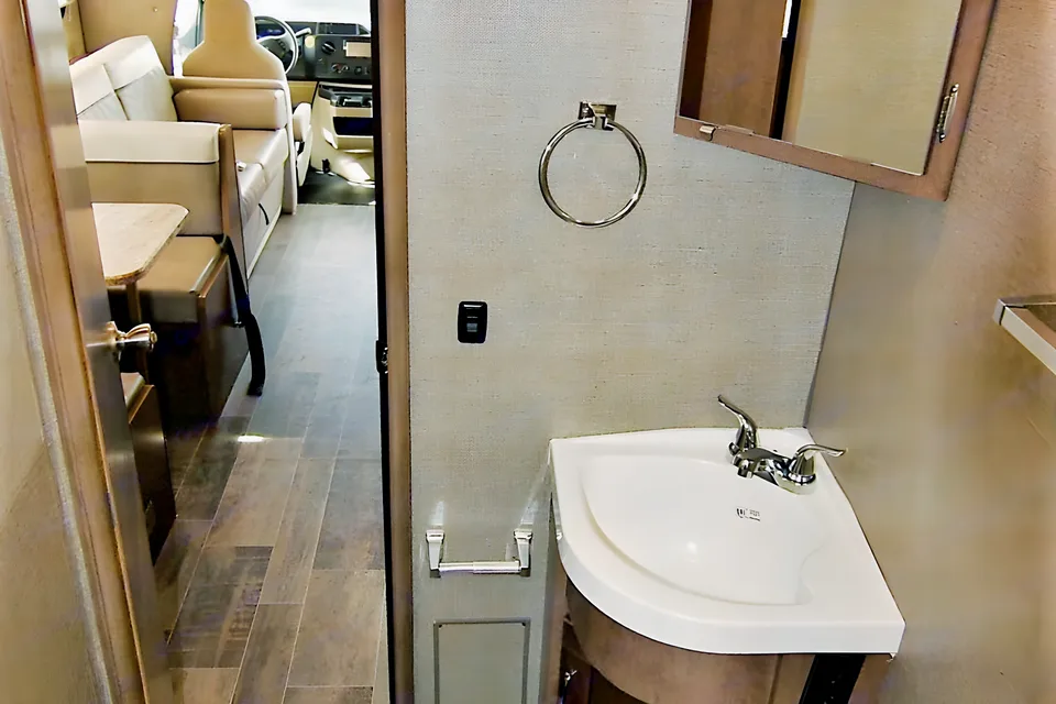 Maggie- 2019 Winnebago Outlook 25j 
