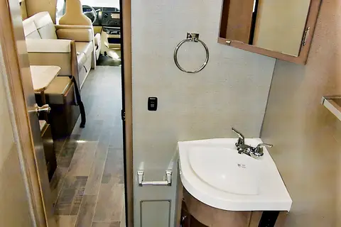 Maggie- 2019 Winnebago Outlook 25j 