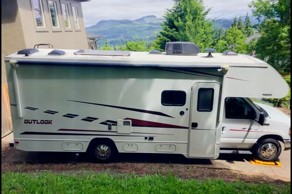 Maggie- 2019 Winnebago Outlook 25j 