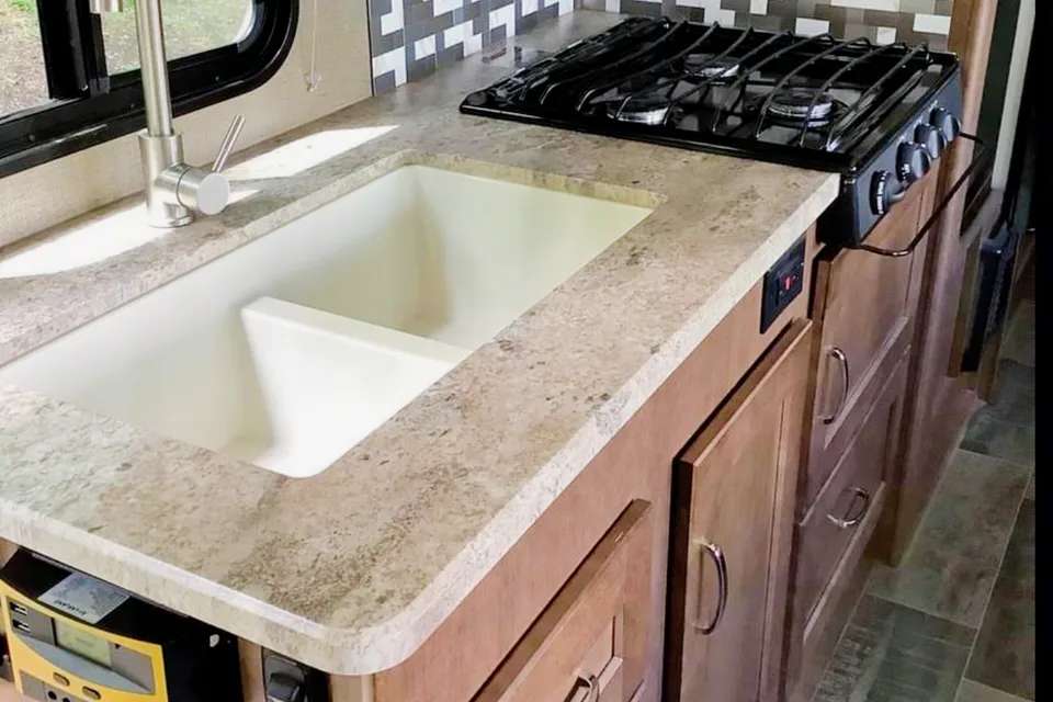 Maggie- 2019 Winnebago Outlook 25j 