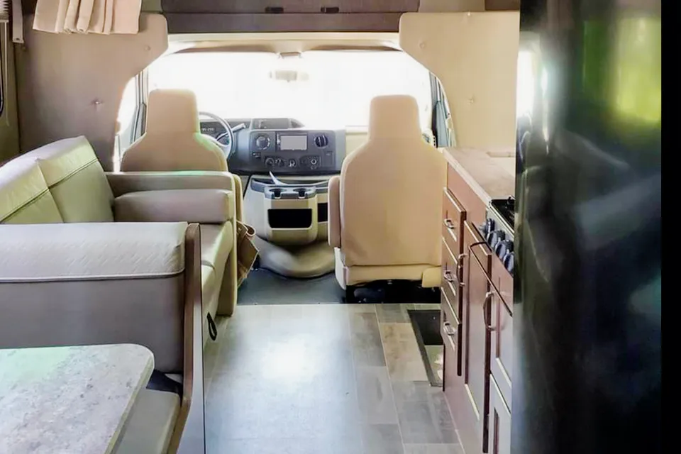 Maggie- 2019 Winnebago Outlook 25j 