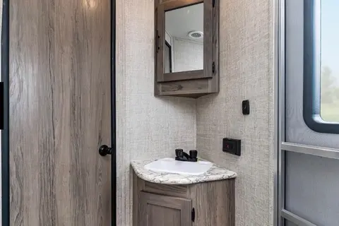 Pearson Family Trailer - Gulf Stream Ultra lite 29BHS 