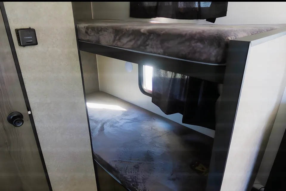 Pet friendly Bunkie with Queen