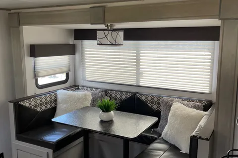 Raymond's Prime Time 24DBS Travel Trailer