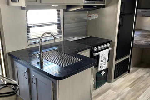 Raymond's Prime Time 24DBS Travel Trailer