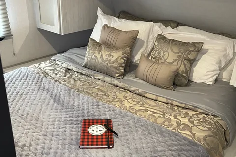 Raymond's Prime Time 24DBS Travel Trailer