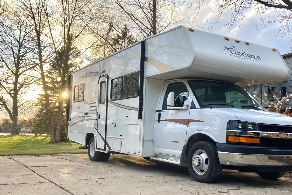 “Scout” the RV “Campin’ Cozy” + WiFi