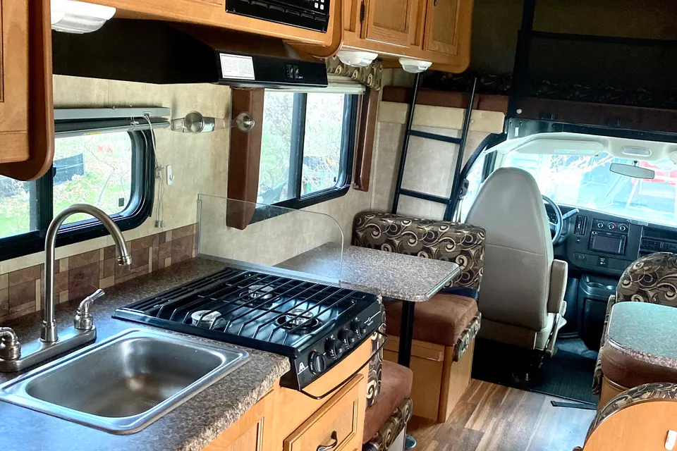 “Scout” the RV “Campin’ Cozy” + WiFi