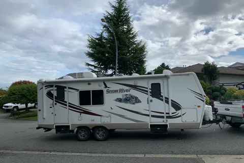 Jessica's 25’ Snow river trailer with 1 slide