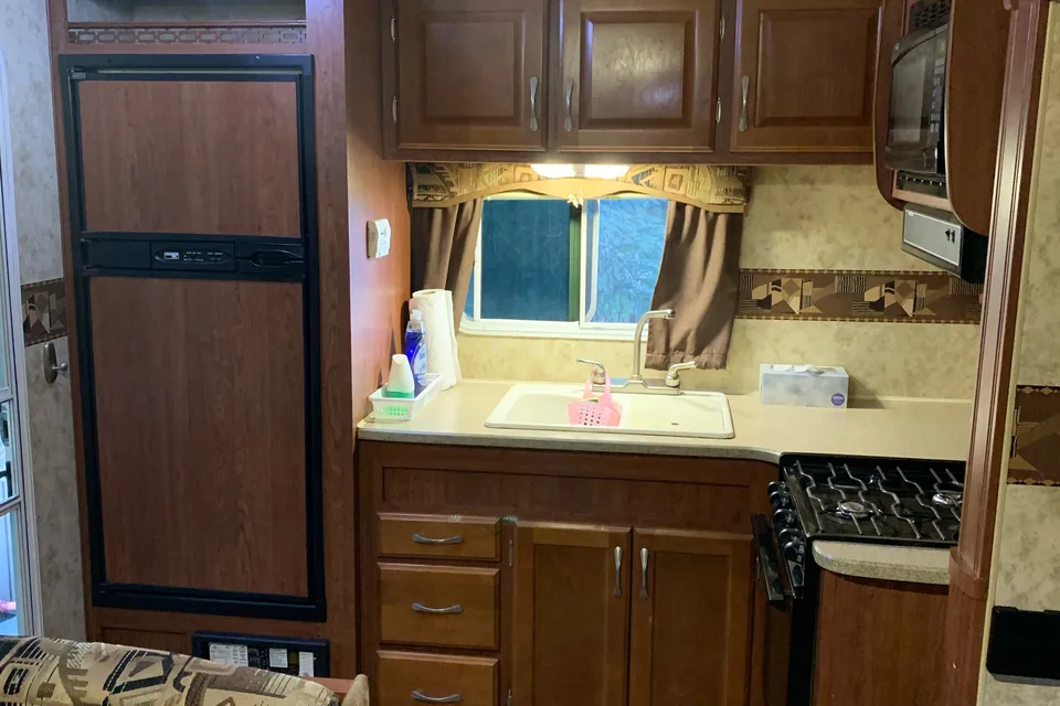 Jessica's 25’ Snow river trailer with 1 slide