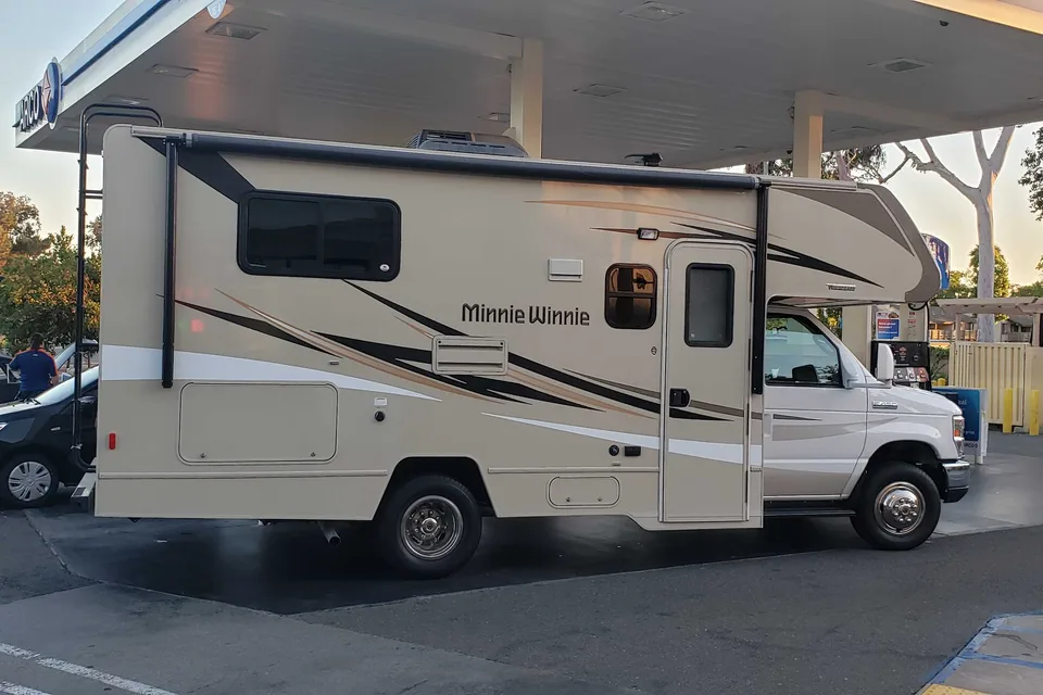 Arie's Winnebago Minnie Winnie 22 Ft Class C