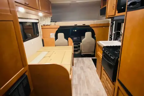 Arie's Winnebago Minnie Winnie 22 Ft Class C
