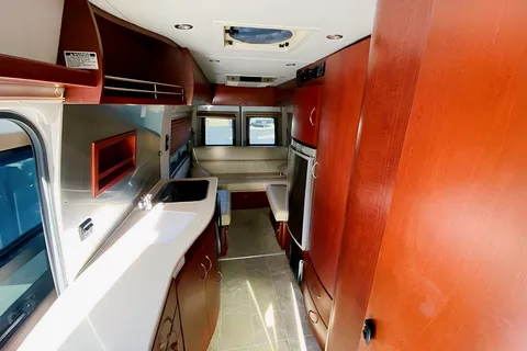 🚐 Explore in Comfort with Our Fuel-Efficient 2007 Pleasure-Way Plateau Diesel Camper!