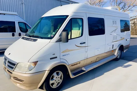 🚐 Explore in Comfort with Our Fuel-Efficient 2007 Pleasure-Way Plateau Diesel Camper!