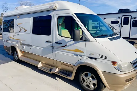 🚐 Explore in Comfort with Our Fuel-Efficient 2007 Pleasure-Way Plateau Diesel Camper!