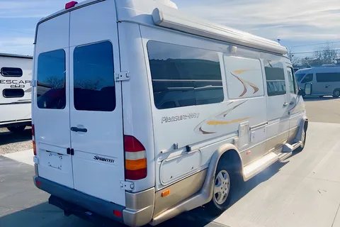 🚐 Explore in Comfort with Our Fuel-Efficient 2007 Pleasure-Way Plateau Diesel Camper!