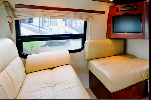 🚐 Explore in Comfort with Our Fuel-Efficient 2007 Pleasure-Way Plateau Diesel Camper!
