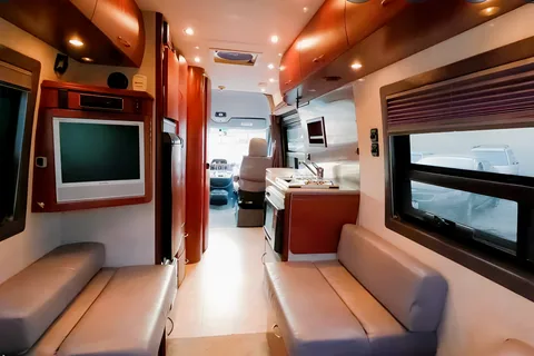 🚐 Explore in Comfort with Our Fuel-Efficient 2007 Pleasure-Way Plateau Diesel Camper!