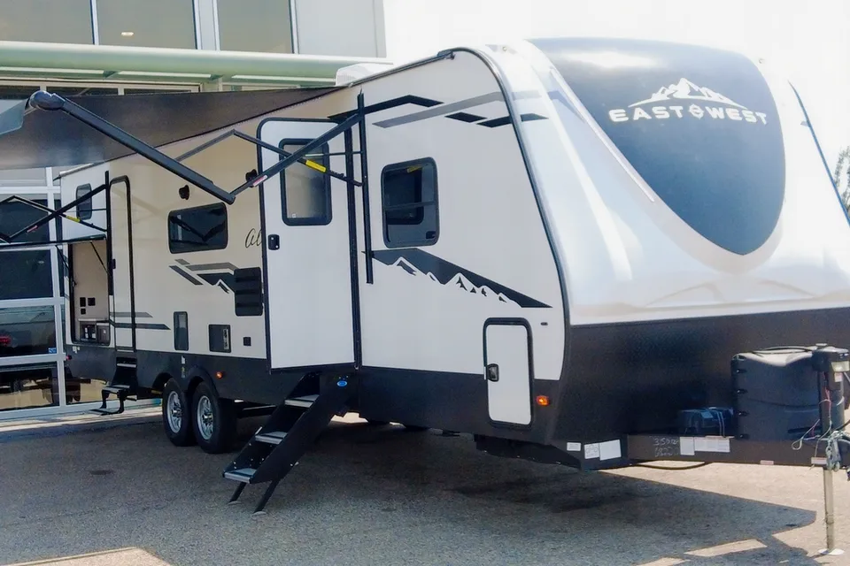 Stephen's 2021 East to West Alta 3150KBH, a bunkhouse