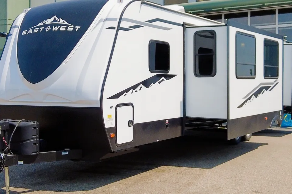 Stephen's 2021 East to West Alta 3150KBH, a bunkhouse