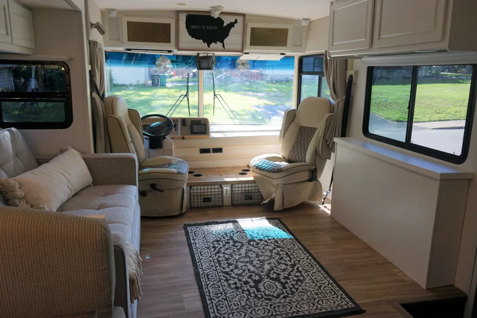 Joy the RV (Completely Renovated Class A)