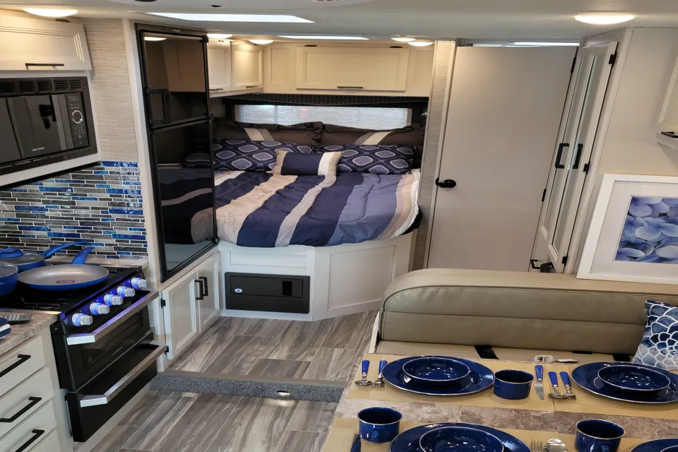 ALL-INCLUSIVE Brand New 2021 Thor Motor Coach Four Winds 22E Class C