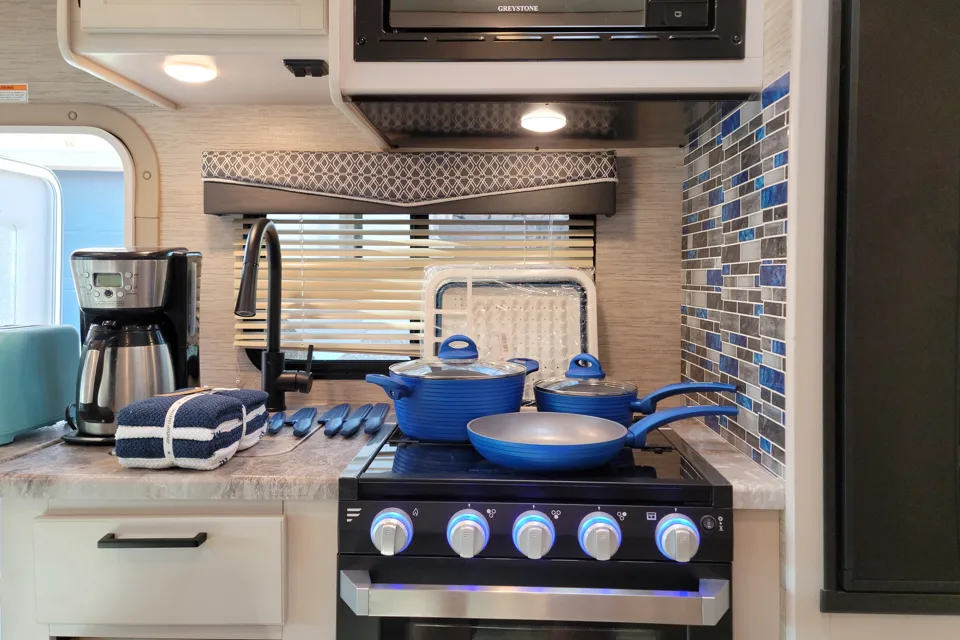 ALL-INCLUSIVE Brand New 2021 Thor Motor Coach Four Winds 22E Class C