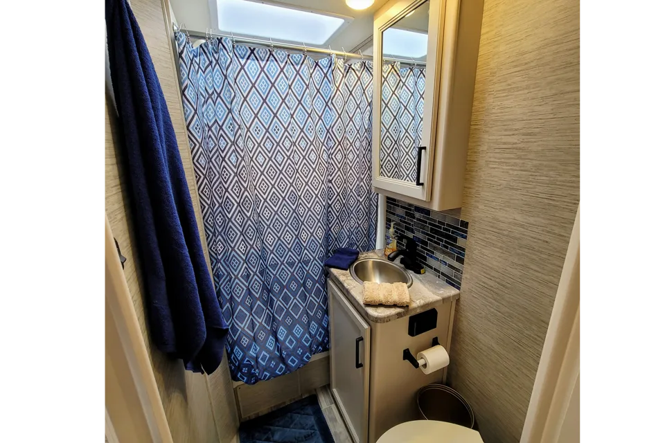 ALL-INCLUSIVE Brand New 2021 Thor Motor Coach Four Winds 22E Class C