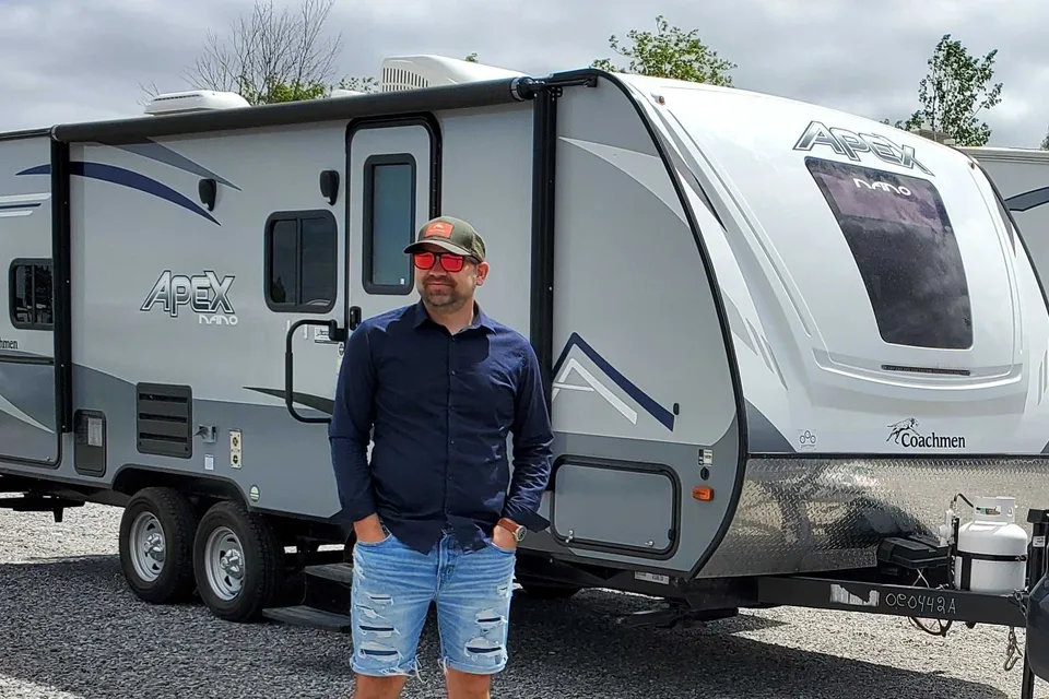 La Queen - Coachmen Apex Nano