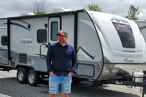 La Queen - Coachmen Apex Nano