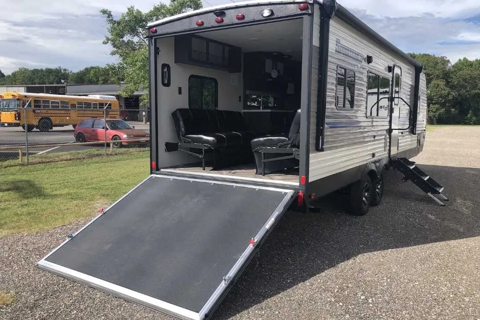 Evan's KZ Sportsman le Toy Hauler