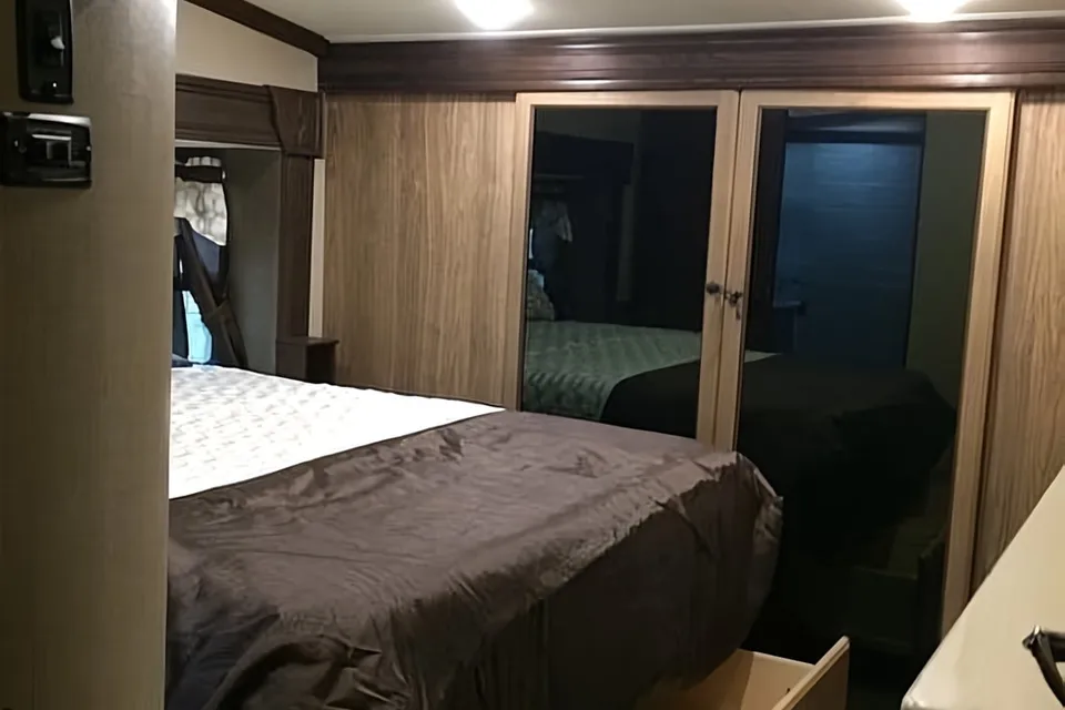 Thomas's Shasta Phoenix 35bh Fifth Wheel