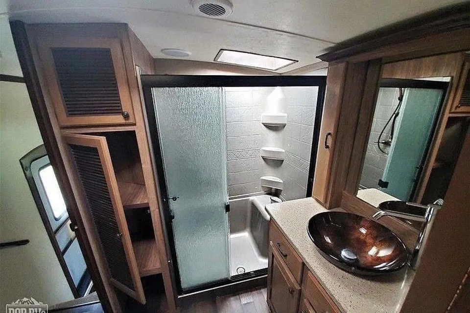 Thomas's Shasta Phoenix 35bh Fifth Wheel