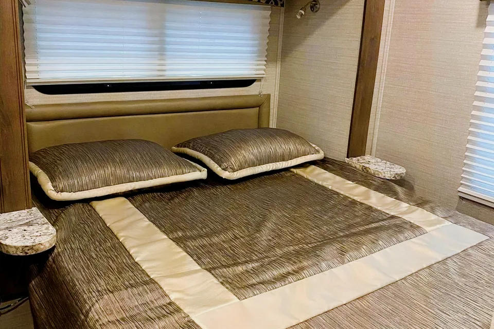 The Freedom with Jayco REDHAWK Classe C