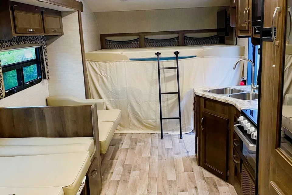 The Freedom with Jayco REDHAWK Classe C