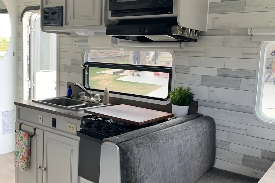 Benny’s Bunkhouse R Vision Trail Cruiser Travel Trailer