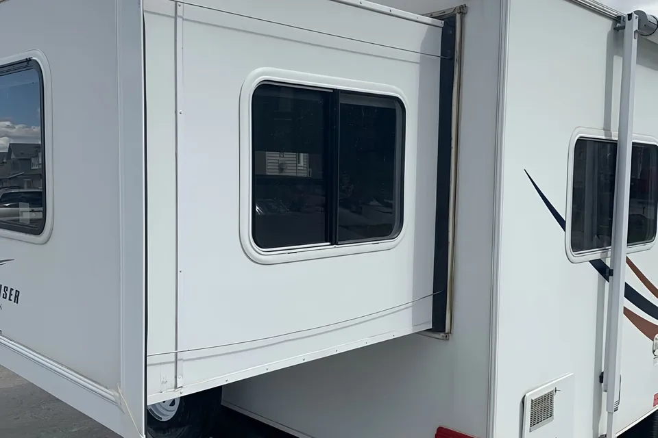 Benny’s Bunkhouse R Vision Trail Cruiser Travel Trailer