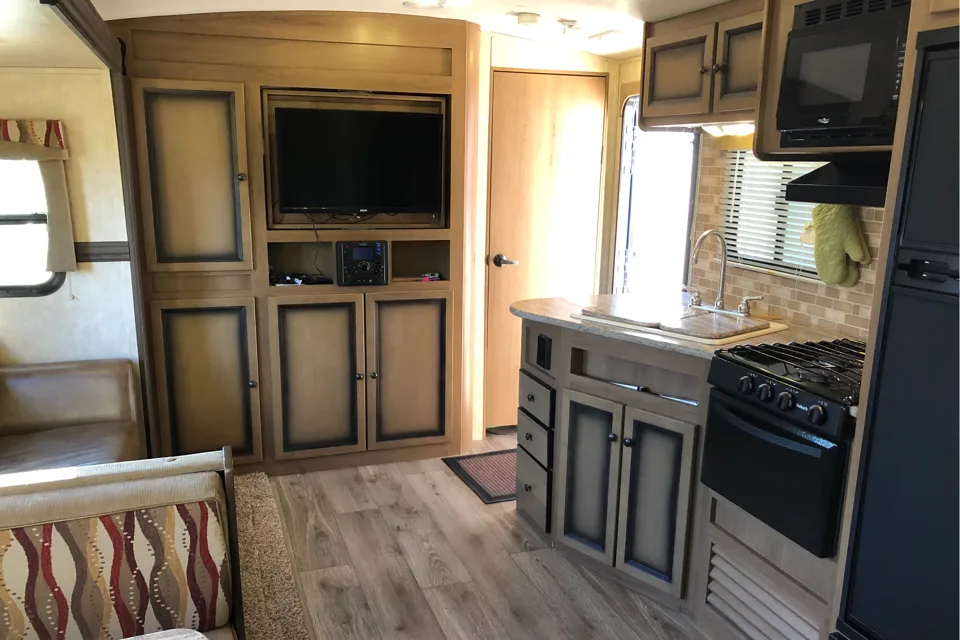 Stefan's Radiance  28QBHS Travel Trailer