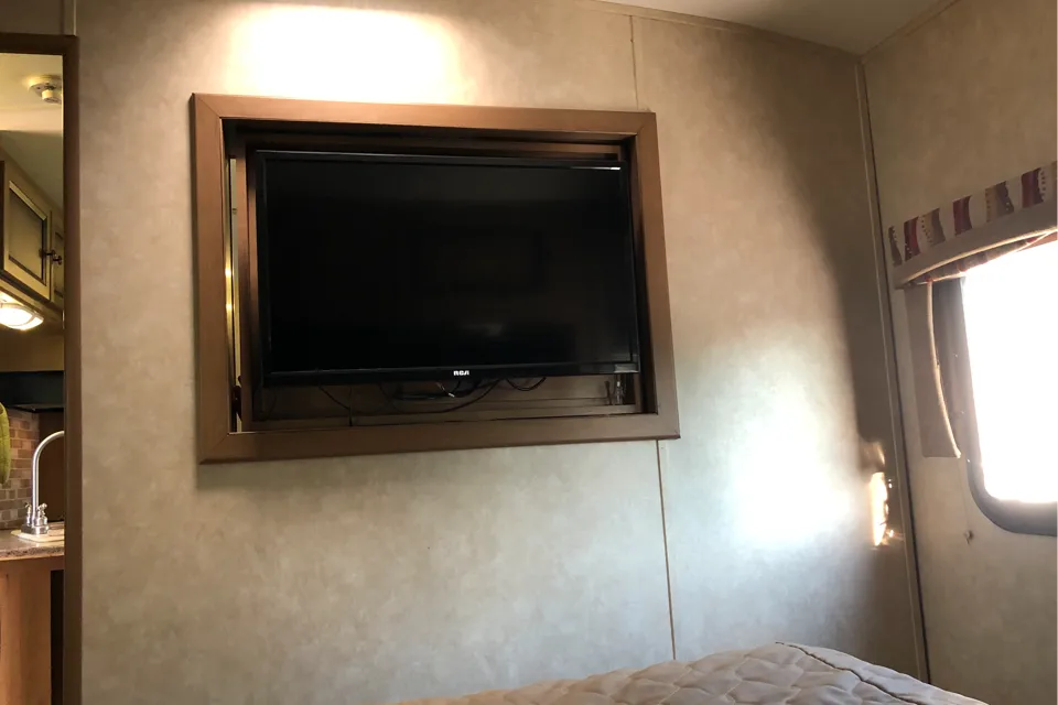 Stefan's Radiance  28QBHS Travel Trailer