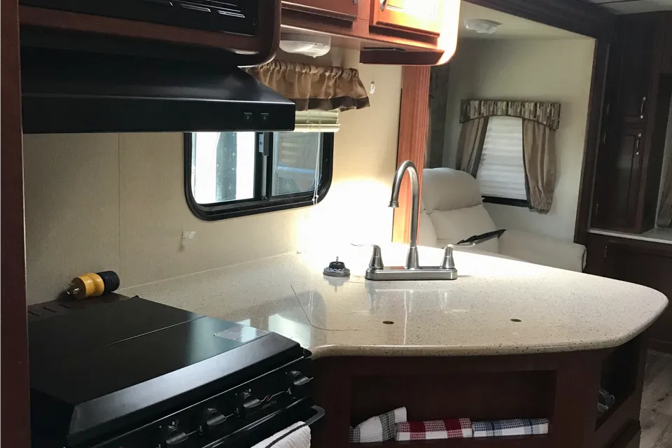 *Turn key* Fully loaded Luxury Rental* 32’ Sunvalley *Delivery Only
