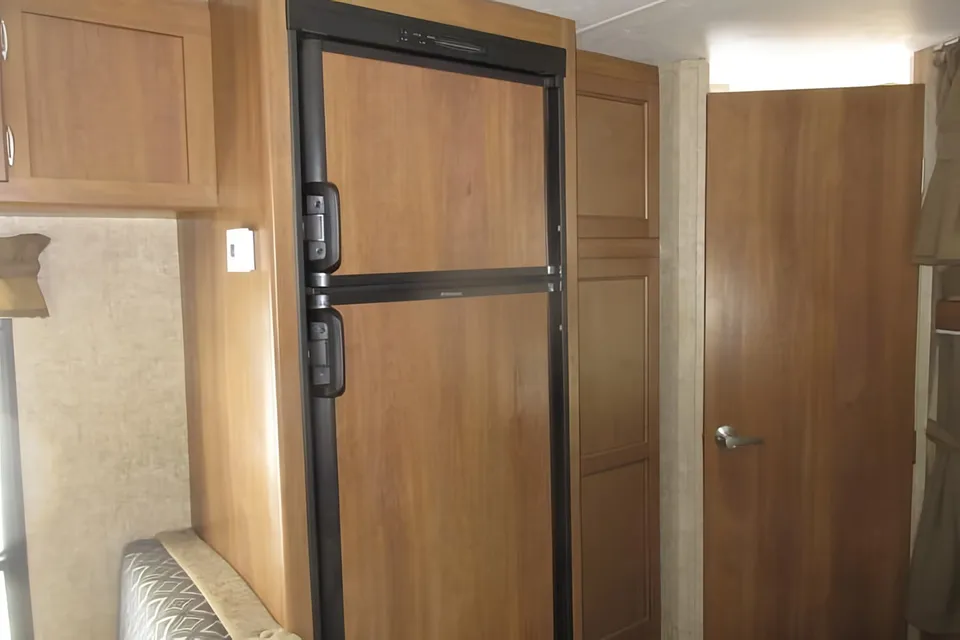 Coachmen Apex Ultra Lit 28LE Travel Trailer