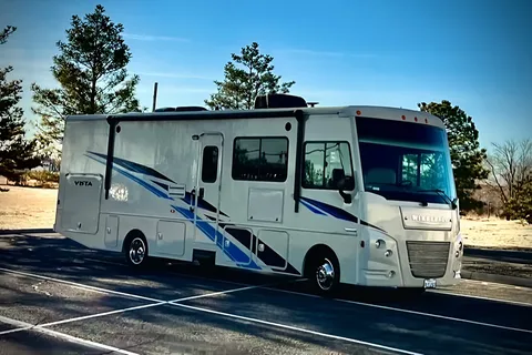 Gus the Bus-Winnebago Vista-KING bedroom, Bunk Beds and Queen Loft *ONBOARD WIFI*