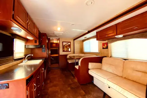 Arie's 31 foot Minnie Winnie 31K
